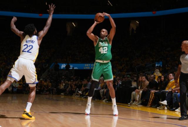 乐鱼app-家有一老如有一宝！总决赛老处男霍福德决定G1胜负